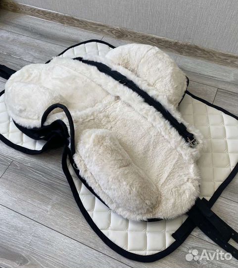 Меховое седло на лошадь