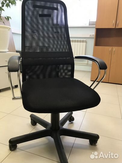 Стул офисный на колесах