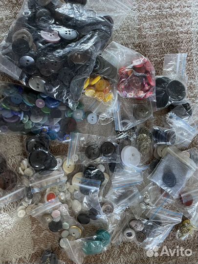 Пуговицы, нашивки, ленты