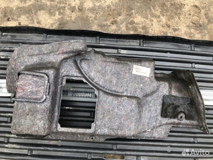 Обшивка багажника задняя правая Mercedes E-Class