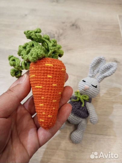 Вязанный зайчик-погремушка с морковкой