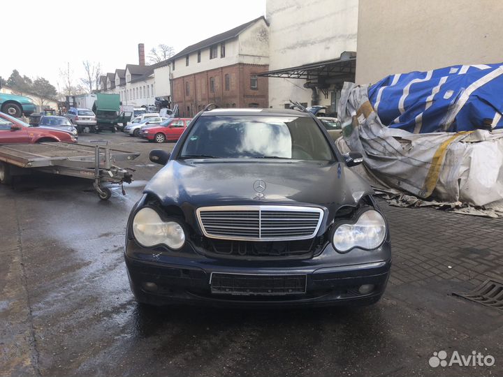 Крыло переднее правое Mercedes-Benz C-Class