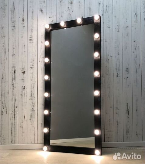 Гримерное зеркало с лампочками