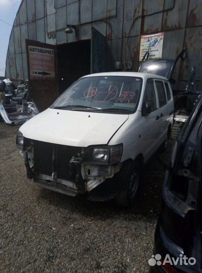 Обшивка двери передняя левая Toyota Lite Ace Noah