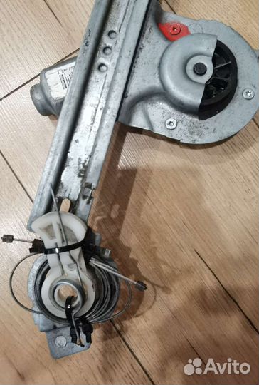 Стеклоподъемник задней правой двери на renault