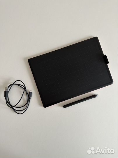 Графический планшет Wacom One by Wacom Medium