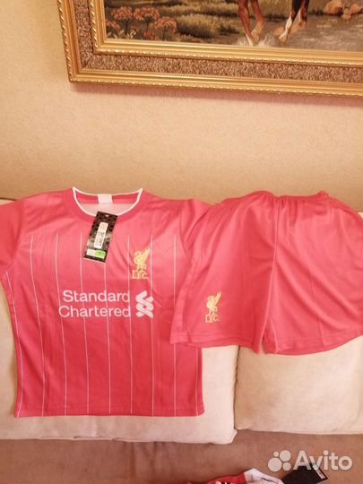 Футбольная форма, гетры, перчатки вратаря, щитки