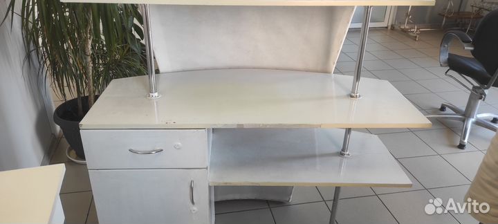 Стойка администратора для салона красоты бу