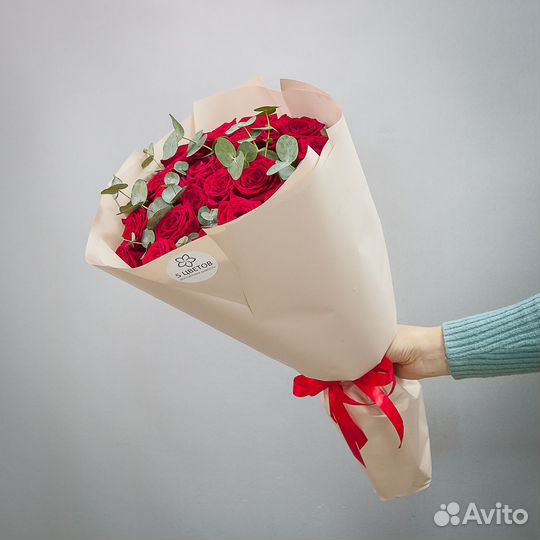 Красные розы с эвкалиптом букет