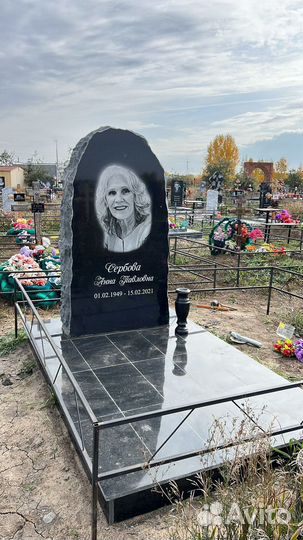 Памятники,гранитные глыбы