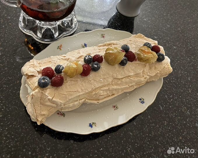 Клубника в шоколаде и меренговый рулет