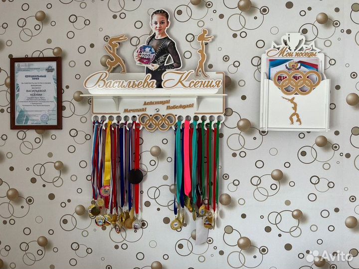 Медальница с полкой