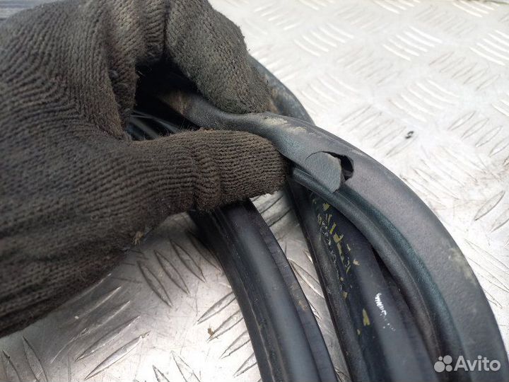 Уплотнитель двери Toyota Estima Lucida 1 2.2 3CTE