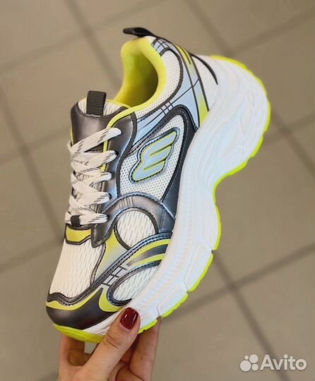 Кроссовки женские новые