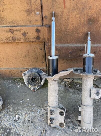 Стойка передняя правая и левая на hyundai elantra