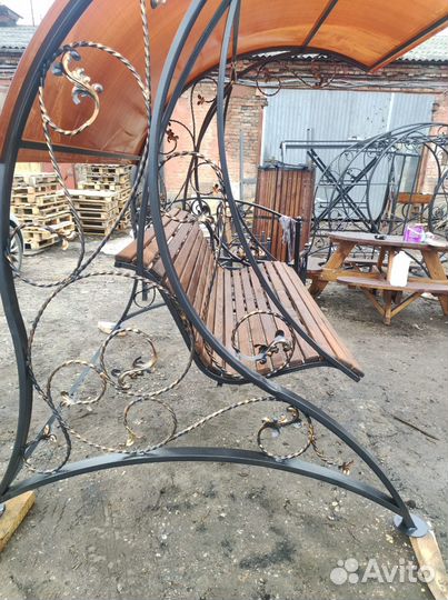 Качель дачная с крышей