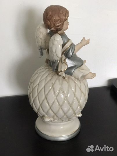 Ангел на шаре Германия