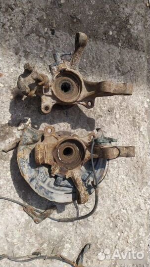 Кулак передний Toyota Avensis 1997-2003