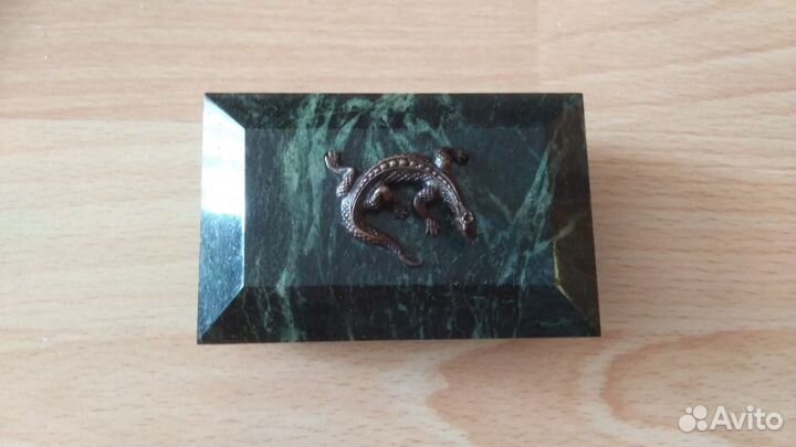 Зелёная шкатулка из натурального камня с ящерицей