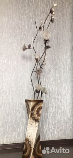 Ваза с декоративными веточками