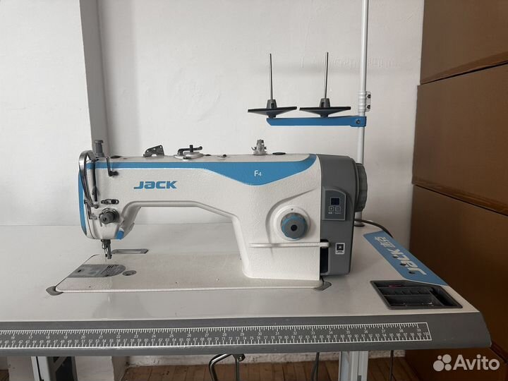 Прямострочная швейная машина Jack F4