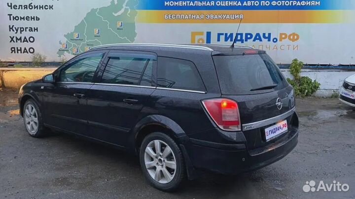 Накладка торпедо правая нижняя Opel Astra (H) 13137843