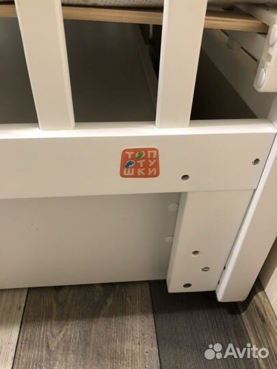 Детская кроватка с маятником и ящиком