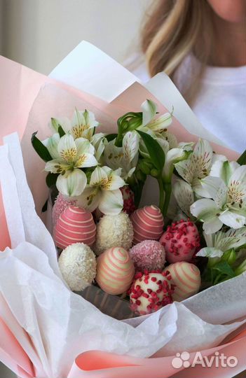 Сладкий букет с клубникой в шоколаде и цветами