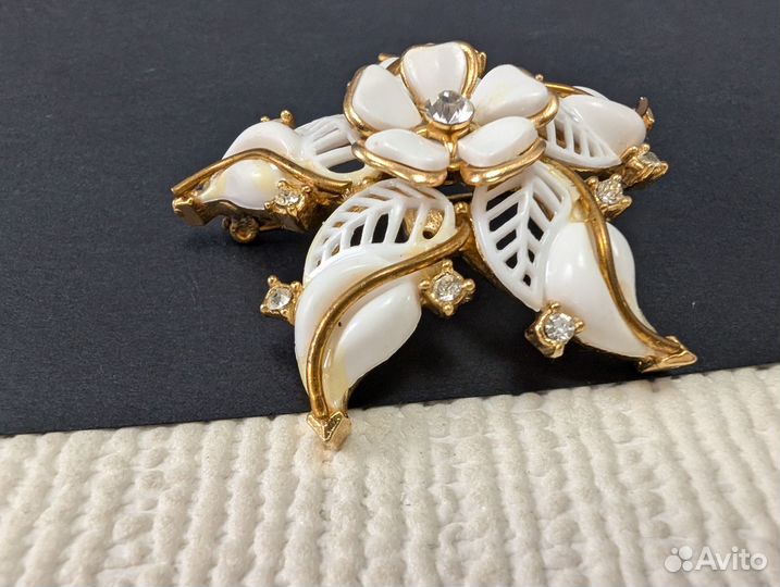 Винтажная брошь белый цветок с кристаллами США 50е