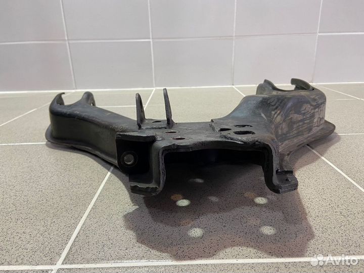 Рычаг левый нижний передний Isuzu Bighorn 1994 г