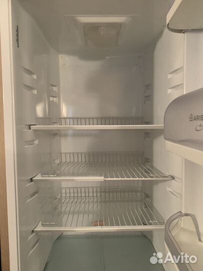 Холодильник бу встраиваемый Аристон