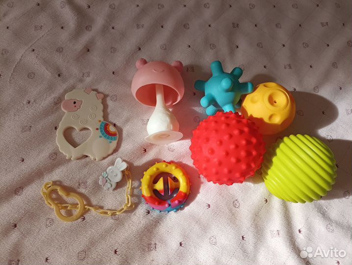 Развивающие игрушки для малышей пакетом