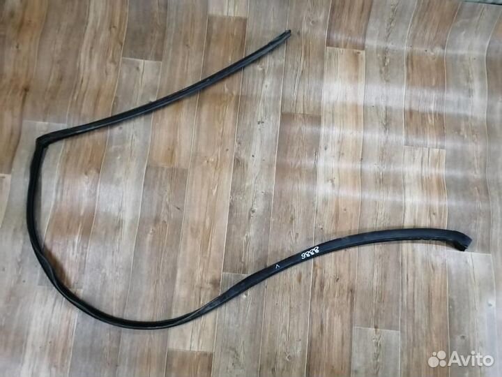 Уплотнитель наруный левый Ниссан Альмера Классик