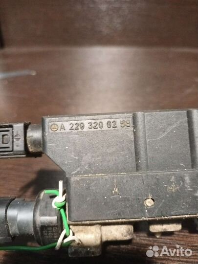 Блок клапанов управления подвеской Mercedes W220