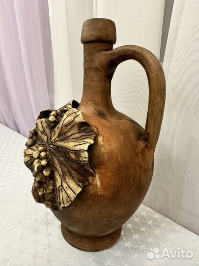 Глиняный кувшин с глиняными бокалами