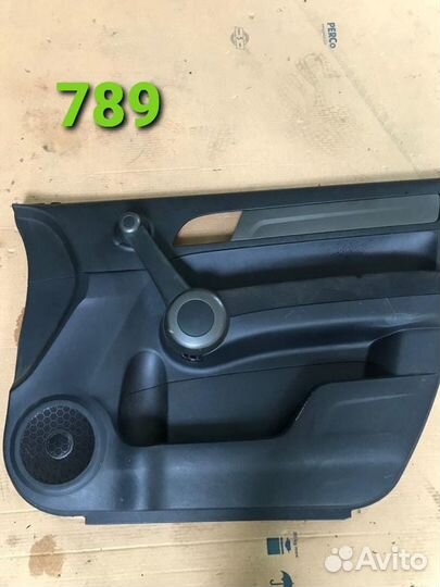 Обшивка передней правой двери Honda CR-V3(789)