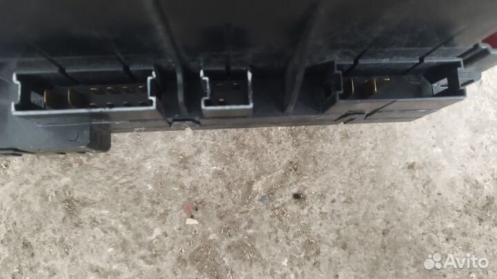 Блок предохранителей под капот Mercedes-Benz W220