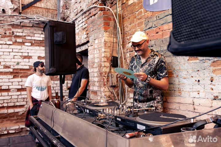 Диджей с ретро музыкой СССР на виниле