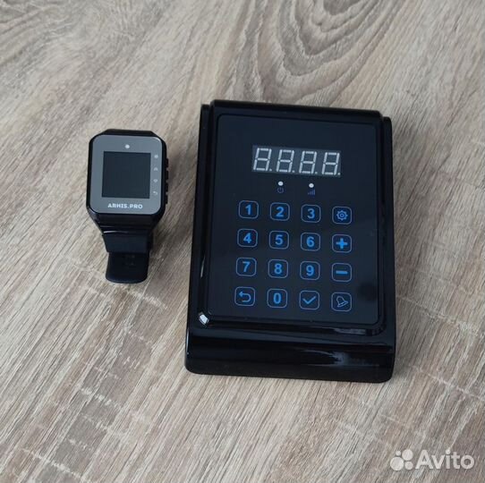 Кнопка пульт вызова официанта на кухню и часы