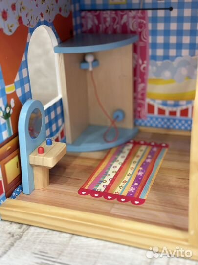 Большой кукольный домик с мебелью