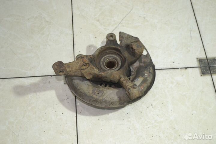 Поворотный кулак передний левый Toyota Yaris