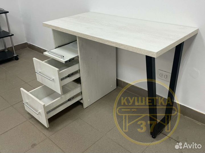 Маникюрный стол в стиле лофт