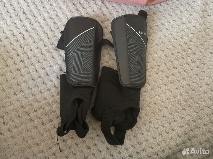 Футбольные щитки kipsta