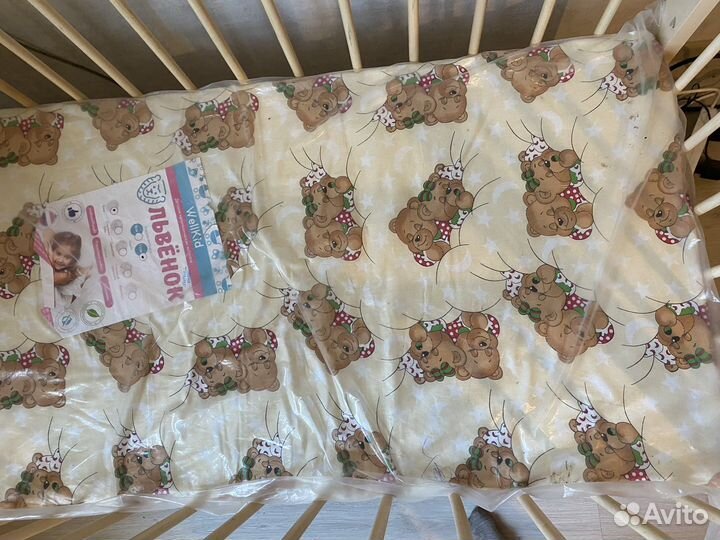 Кровать детская с маятником (с новым матрасом)