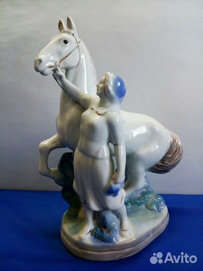 Фарфоровая статуэтка Конезаводчица Гжель