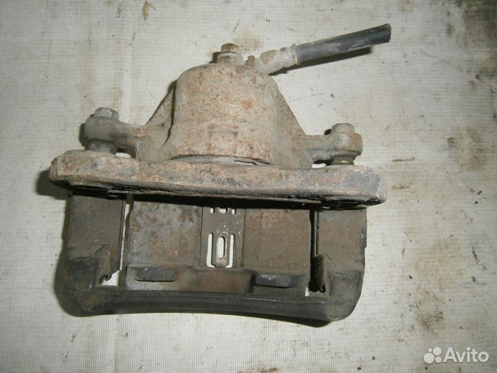 Суппорт передний правый 2.0 л Hyundai Elantra XD