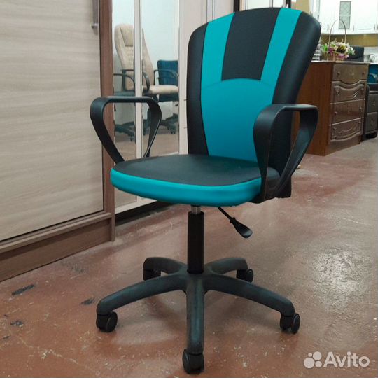 Компьютерное кресло в наличии для школьника