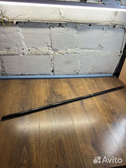 Молдинг стекла передний левый Nissan Primera P 12