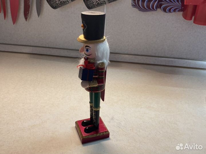 Щелкунчик деревянный 26см