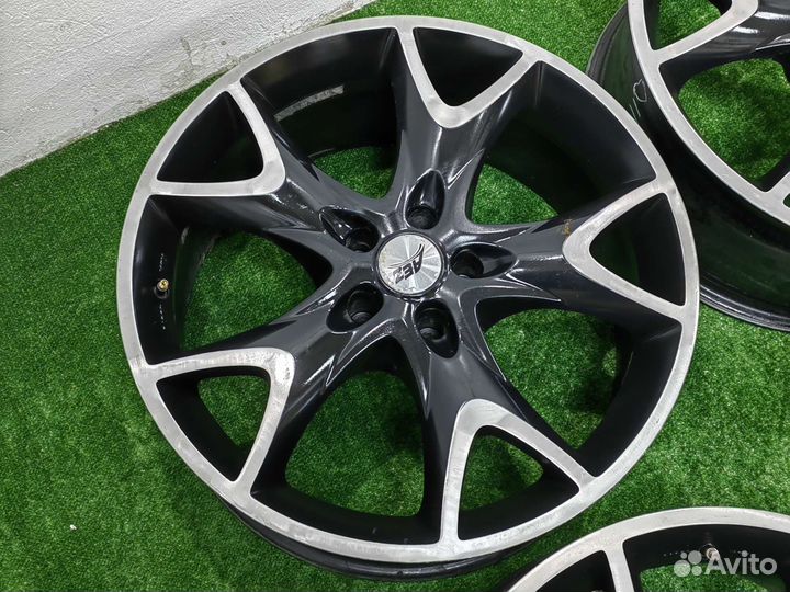 R-20 Aez Phoenix (5x114,3; Et30; 9j)